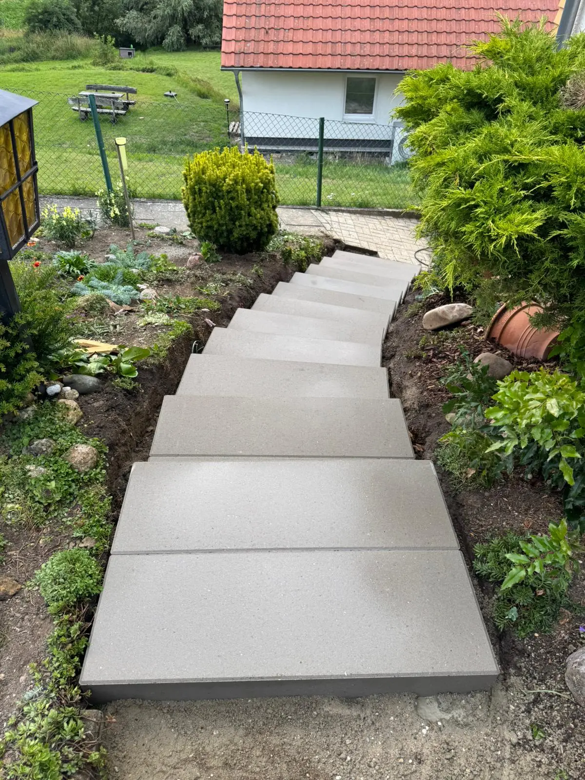 Gartenstufen aus Beton in Grau - Moderne und funktionale Treppenanlage für den Außenbereich