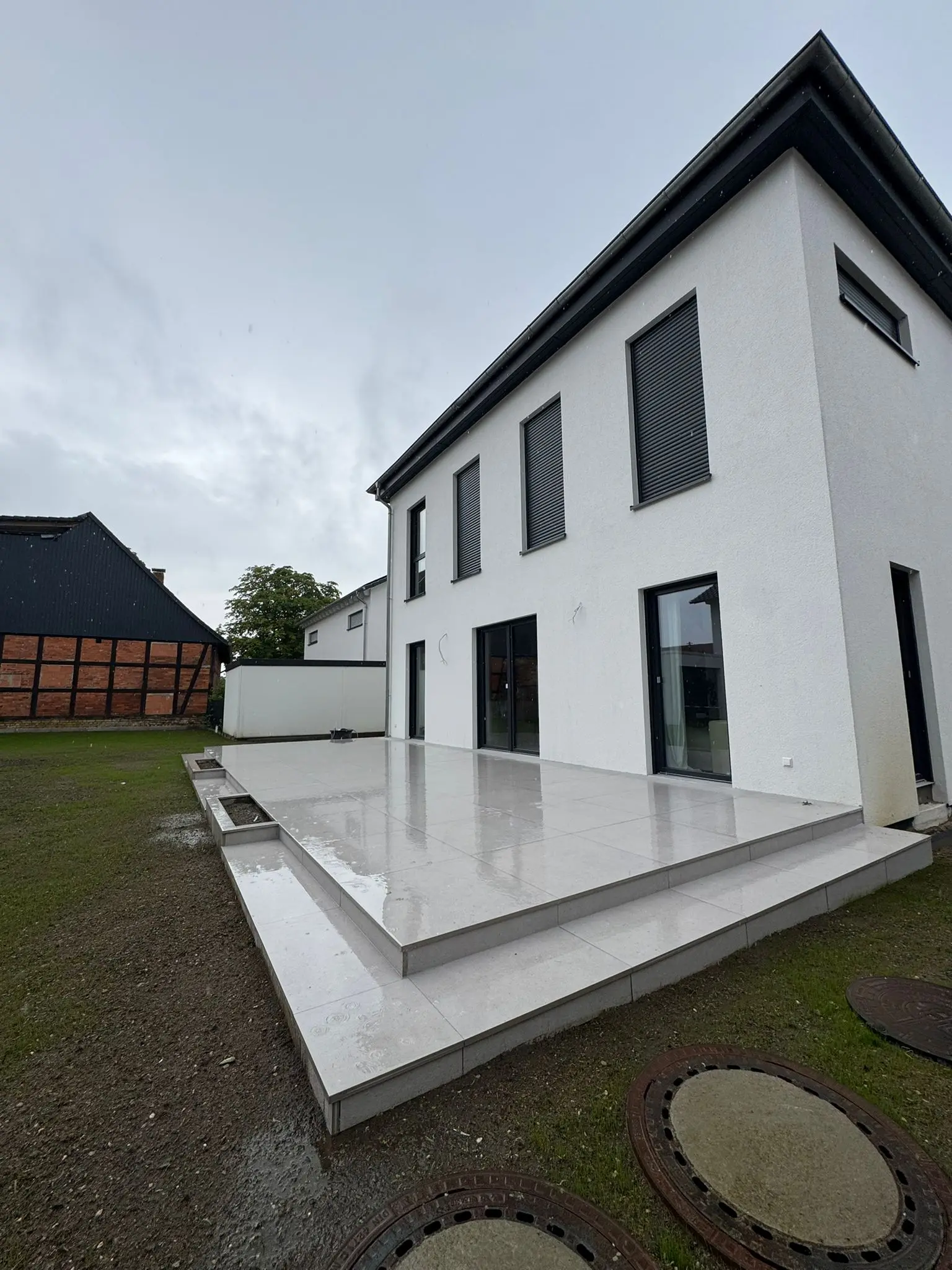 Moderne Terrasse mit grauen Großformat-Platten - Elegante und pflegeleichte Terrassengestaltung