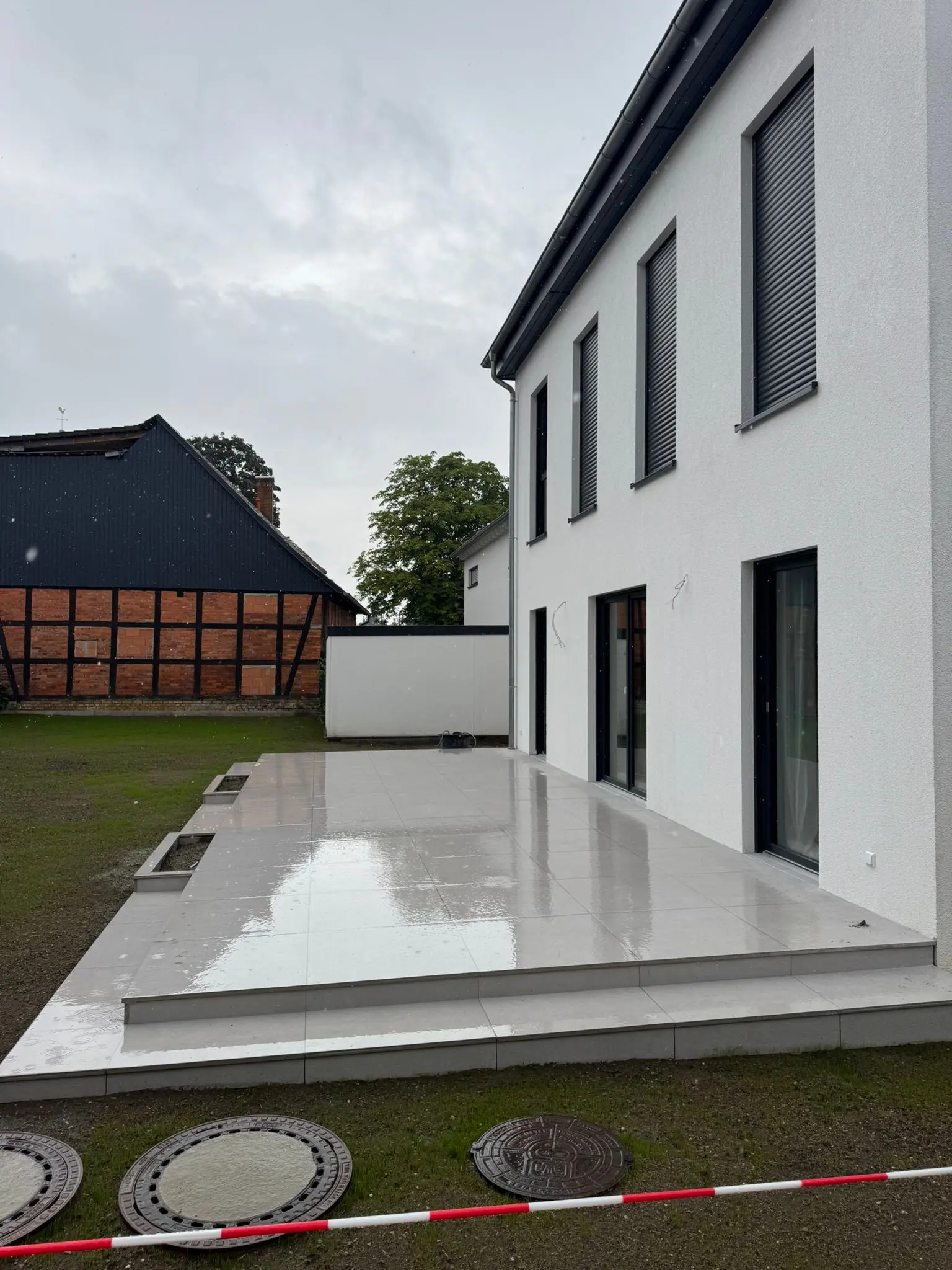 Instagram Post: Terrassenbau - Mehrstufige Terrassenanlage mit modernen Großformat-Platten